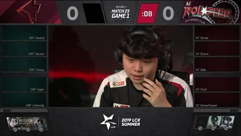 图标 Galio 率先发起进攻，张无忌输出无压力，图标队 1-0 Puff 队